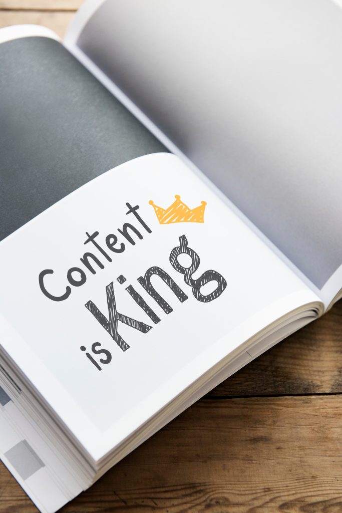 phrase "content is king" écrite sur une page de catalogue