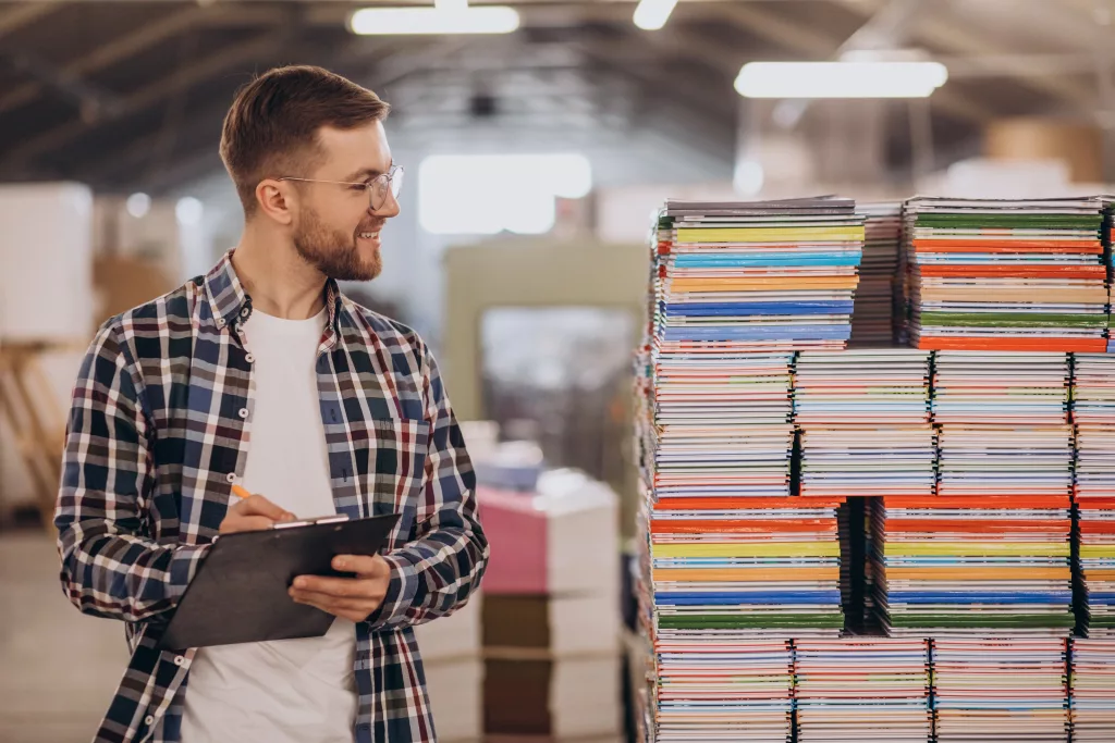 Homme Travaillant Dans Une Imprimerie Avec Du Papier Et Des Peintures format catalogue